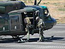 Die Soldaten machen sich mit dem Hubschrauber vertraut. (Bild öffnet sich in einem neuen Fenster)