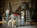 Ein Technikteam wartet einen Bell OH-58 "Kiowa" nach einer Übungsmission. (Bild öffnet sich in einem neuen Fenster)