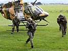Schnelles Anlanden der Einsatzkräfte mit einem OH-58 "Kiowa". (Bild öffnet sich in einem neuen Fenster)