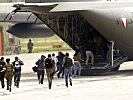 Gerettete Geiseln eilen zur C-130 "Hercules". (Bild öffnet sich in einem neuen Fenster)