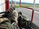 Ein Scharfschütze beobachtet das Flugfeld in Langenlebarn. (Bild öffnet sich in einem neuen Fenster)