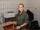 Zugsführer Karina Sedlacek beim Austeilen des Essens. (Bild öffnet sich in einem neuen Fenster)