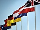 Die Flaggen der teilnehmenden Nationen. (Bild öffnet sich in einem neuen Fenster)