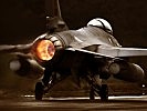 F-16M startet und gibt Hubschraubern Begleitschutz. (Bild öffnet sich in einem neuen Fenster)
