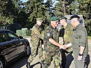 Generalleutnant Roßmanith wird von Oberstleutnant Lippert begrüßt. (Bild öffnet sich in einem neuen Fenster)