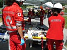 Rettungsorganisationen behandeln die Verletzten. (Bild öffnet sich in einem neuen Fenster)