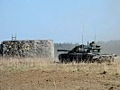 Ein T-72-Panzer fährt neben dem Bunker in Stellung. (Bild öffnet sich in einem neuen Fenster)