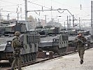 Der Schützenpanzer "Ulan" wird per Eisenbahn... (Bild öffnet sich in einem neuen Fenster)
