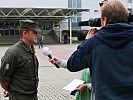 Hauptmann Christian Tinnacher im Gespräch mit Medienvertretern. (Bild öffnet sich in einem neuen Fenster)