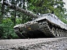 Der Kampfpanzer Leopard auf Straße... (Bild öffnet sich in einem neuen Fenster)