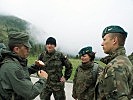 Ein Gebirgsjäger des Jägerbataillons 23 im Gespräch mit Soldaten aus Polen. (Bild öffnet sich in einem neuen Fenster)