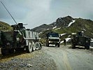 Zwei Schweizer Schützenpanzer errichten einen mobilen Checkpoint. (Bild öffnet sich in einem neuen Fenster)