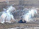 Schützenpanzer Ulan verschießen Nebelwurfkörper. (Bild öffnet sich in einem neuen Fenster)