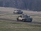 Kampfpanzer "Leopard" 2A4 greifen an... (Bild öffnet sich in einem neuen Fenster)
