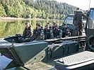 Tschechische Soldaten üben mit österreichischen Pionieren am Wasser. (Bild öffnet sich in einem neuen Fenster)