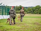 Mit Militärhunden auf Patrouille entlang des Grenzzaunes. (Bild öffnet sich in einem neuen Fenster)