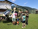 Die Kinder des Kindergartens Jochberg bewundern den Hubschrauber. (Bild öffnet sich in einem neuen Fenster)
