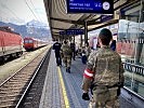 In Tirol stehen Soldaten auch an Bahnhöfen im Einsatz. (Bild öffnet sich in einem neuen Fenster)