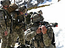 Eine Gruppe Soldaten aus Montenegro sichert die Umgebung. (Bild öffnet sich in einem neuen Fenster)