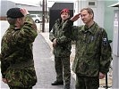 Brigadier Mika Peltonen meldet sich beim EUFOR-Kommandanten ab. (Bild öffnet sich in einem neuen Fenster)