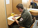 Ein Soldat schreibt eine Karte... (Bild öffnet sich in einem neuen Fenster)