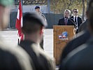 Bundespräsident Fischer vor Soldaten des EUFOR-Kontingents. (Bild öffnet sich in einem neuen Fenster)