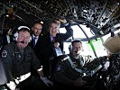 Die Besucher im Cockpit der C-130 "Hercules", die sie nach Bosnien brachte. (Bild öffnet sich in einem neuen Fenster)
