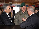 Faymann und Klug mit EUFOR-Kommandant Heidecker. (Bild öffnet sich in einem neuen Fenster)