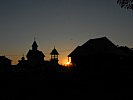 Das Ethno-Dorf bei Bijeljina im Sonnenuntergang. (Bild öffnet sich in einem neuen Fenster)