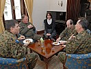 General Entacher unterhält sich mit der bosnischen Armeeführung. (Bild öffnet sich in einem neuen Fenster)