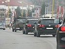 Militärpolizei und lokale Polizei schützen den Konvoi des Kommandanten. (Bild öffnet sich in einem neuen Fenster)