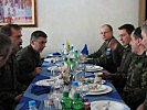 Villalain und EUFOR-Offiziere beim Mittagessen. (Bild öffnet sich in einem neuen Fenster)