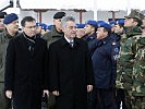 Bundespräsident Fischer und Minister Darabos mit den EUFOR-Soldaten. (Bild öffnet sich in einem neuen Fenster)