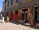 Einkaufsstraße in der Altstadt von Mostar. (Bild öffnet sich in einem neuen Fenster)