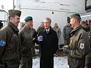 Heinz Fischer im Gespräch mit Peacekeepern des Bundesheeres. (Bild öffnet sich in einem neuen Fenster)