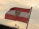 Die österreichische Fahne im Abendhimmel. (Bild öffnet sich in einem neuen Fenster)