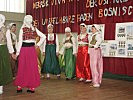 Aufführung eines bosnischen Schauspieles. (Bild öffnet sich in einem neuen Fenster)