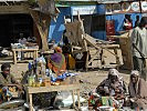 Auf kleinen Märkten bieten die Menschen ihre Waren an. (Bild öffnet sich in einem neuen Fenster)