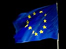 Die EU-Flagge wird dabei demonstrativ gezeigt. (Bild öffnet sich in einem neuen Fenster)