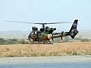 Ein Hubschrauber "Gazelle" sichert Start und Landung. (Bild öffnet sich in einem neuen Fenster)