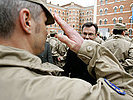Ein Soldat salutiert vor dem Minister. (Bild öffnet sich in einem neuen Fenster)