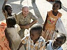 Besonders die Kinder im Tschad benötigen die Hilfe der Soldaten. (Bild öffnet sich in einem neuen Fenster)