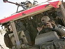 Soldaten überwachen vom Geländewagen aus die Umgebung. (Bild öffnet sich in einem neuen Fenster)
