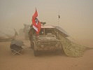 Eine Patrouille während eines Sandsturmes. (Bild öffnet sich in einem neuen Fenster)