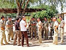 Der Direktor des Waisenhauses im Gespräch mit Soldaten. (Bild öffnet sich in einem neuen Fenster)