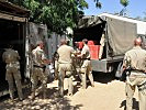 Die Soldaten bringen Hilfslieferungen. (Bild öffnet sich in einem neuen Fenster)