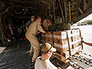 Personal der Luftstreitkräfte bringt Lastenpakete mit Ausrüstung an Bord. (Bild öffnet sich in einem neuen Fenster)