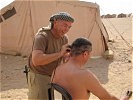 Dieser Soldat lässt sich im Lager von einem Kameraden die Haare schneiden. (Bild öffnet sich in einem neuen Fenster)