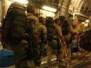 ... geht der erste Teil der ISAF-Soldaten an Bord. (Bild öffnet sich in einem neuen Fenster)