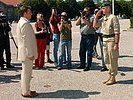 Hauptmann Bernd Rott meldet dem Minister die Bereitschaft seiner Soldaten. (Bild öffnet sich in einem neuen Fenster)